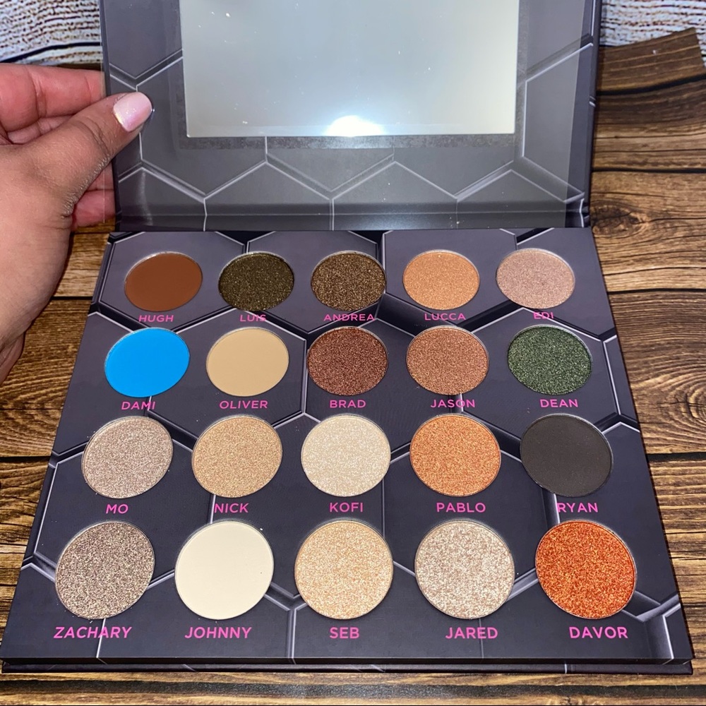 Barbella Eyeshadow Palette - Picture 3 of 3